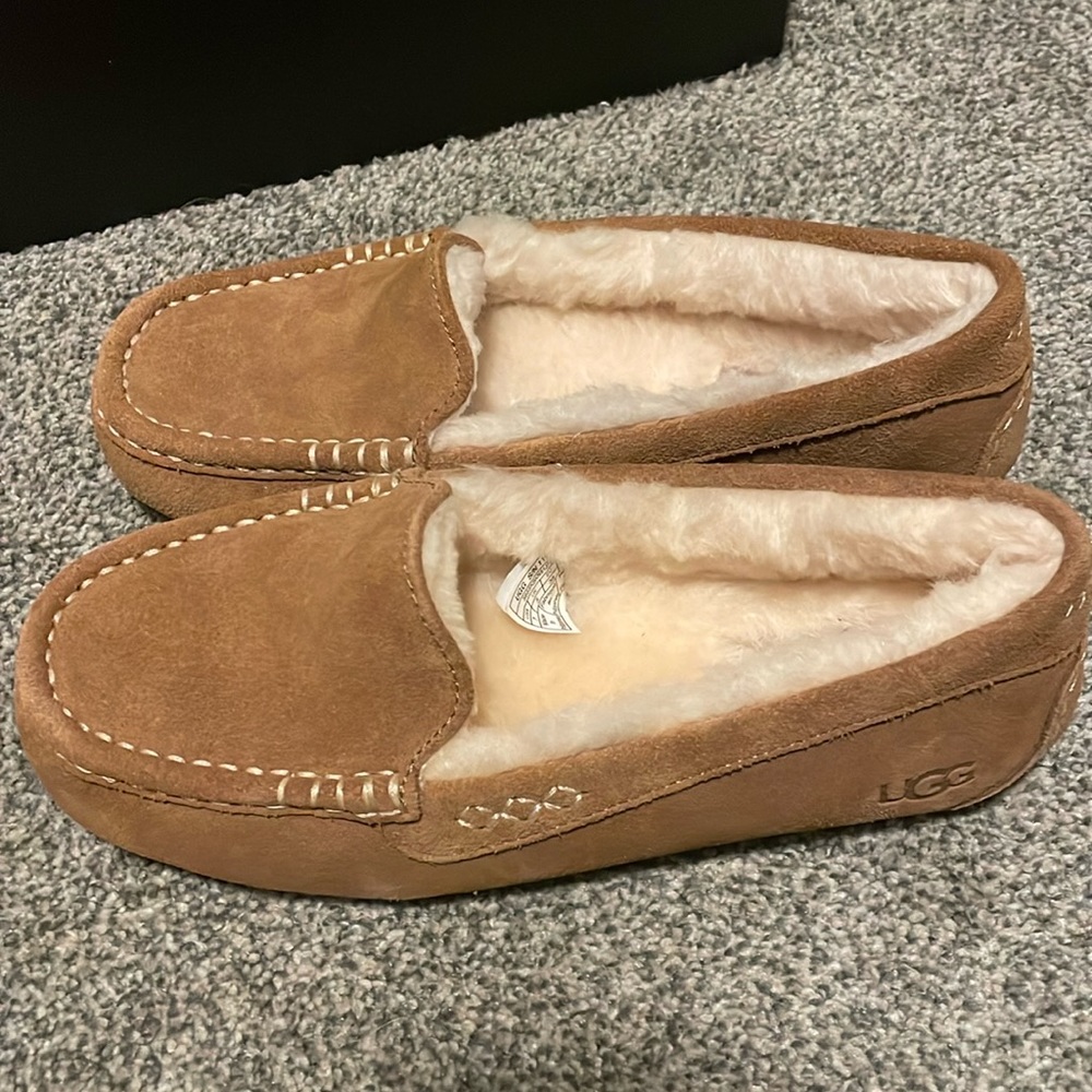 UGG Ansley slippers never been worn brand new size 7